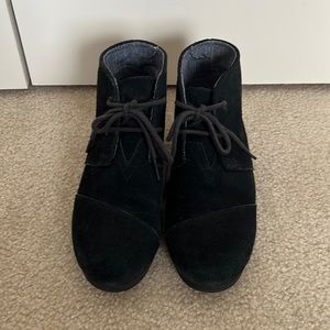 Toms black suede wedge bootie - kids